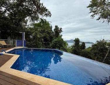 Four-Bedroom Deluxe Home - Oceanfront