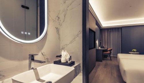 Superior Twin Room - Indoor-facing Window