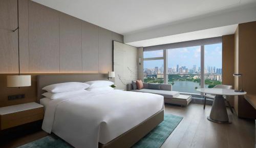 Deluxe King Room with Lake View