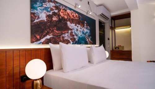 Deluxe Double Room with Side Sea View