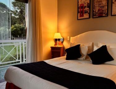 Deluxe Suite with Spa Bath