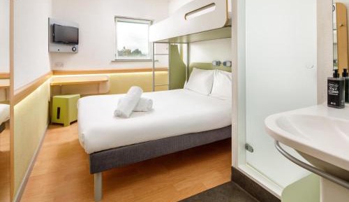 Standard room with One Double and One Single Beds