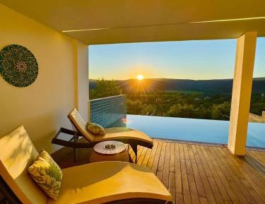 Apartment with Mountain View