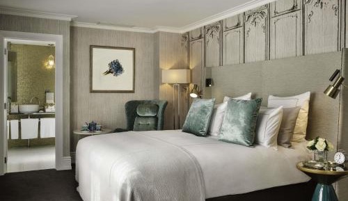 Superior King Room with City View