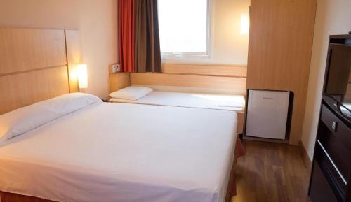 Standard Room with One Double Bed and One Single Bed