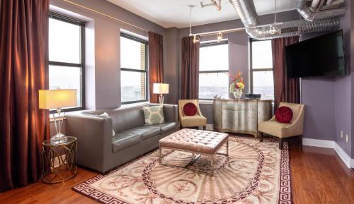 Efficiency King Suite with Whirlpool - Non Smoking