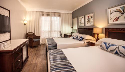 Standard Queen Room Pool Facing