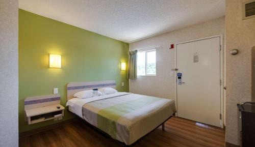 Queen Room - Disability Access - Non-Smoking