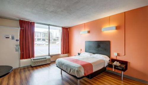 Deluxe King Room - Non-Smoking