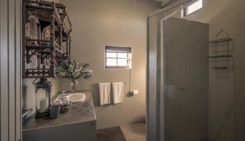 Queen Room with Courtyard View