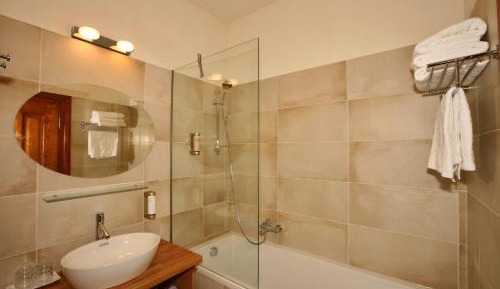 Luxury Three-Bedroom Apartment