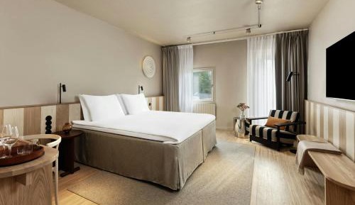 Standard King Room with Courtyard View