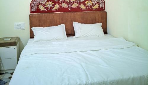 Deluxe Room (2 Adults + 1 Child)