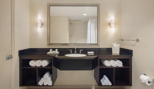 One Bedroom King Suite - Club Level Access (No Resort Fee)