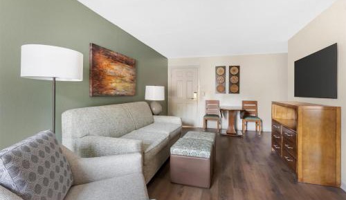 1 BEDROOM 1 KING DELUXE SUITE WITH SOFABED