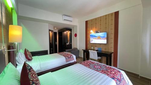 Deluxe Twin or Double with Bathtub