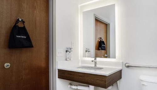 King Room with Roll-In Shower - Disability Access