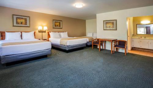 Queen Room with Three Queen Beds and River View - Second Floor/Non-Smoking
