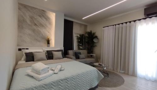 Deluxe Double Room (2 Adults + 1 Child)