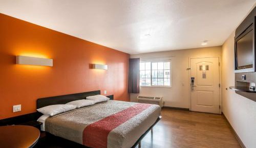 Deluxe King Room - Non-Smoking