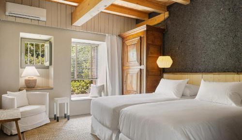 Two-Bedroom Apartment with Mountain View