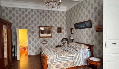 Apartment With Shared Bathroom