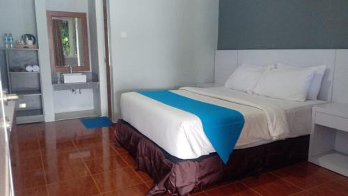 Deluxe Room (2 Adults + 1 Child)