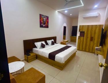 Deluxe Double Room (2 Adults + 1 Child)