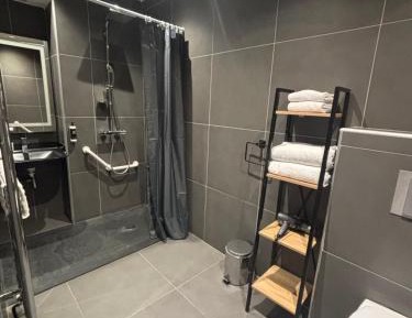 King Room with Roll-In Shower - Disability Access