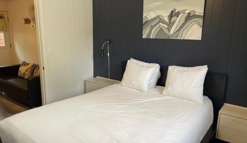 One-Bedroom Queen Suite with Kitchen
