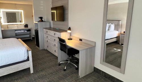 King Room with Mobility/Hearing Access and Roll-In Shower, Non-Smoking