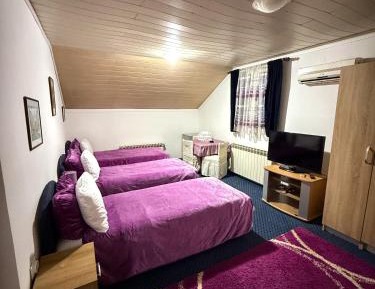 Basic Triple Room with Shared Bathroom