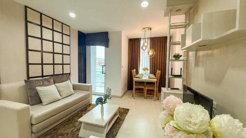 One-Bedroom Apartment with View