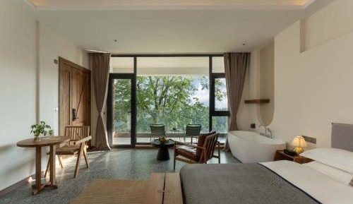 Queen Room with Garden View