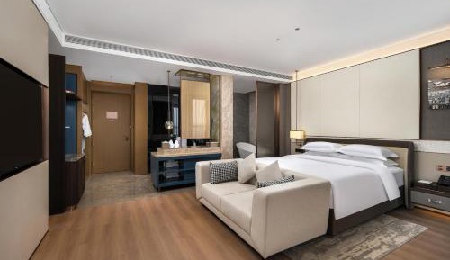 Elegant King Room with Bathtub - Non-Smoking
