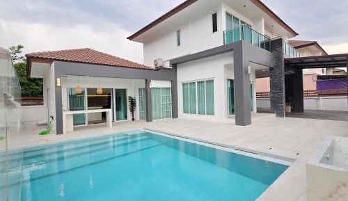 Four-Bedroom Holiday Home
