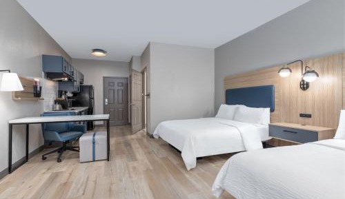 Queen Studio Suite with Two Queen Beds - Mobility Access Roll in Shower/Non-Smoking