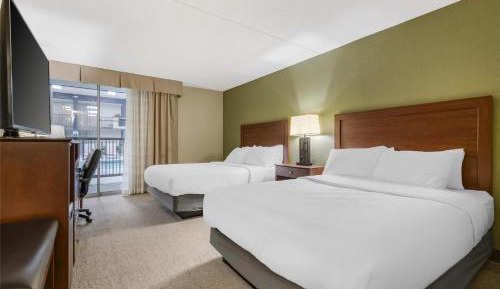 Queen Room with Two Queen Beds/Poolside