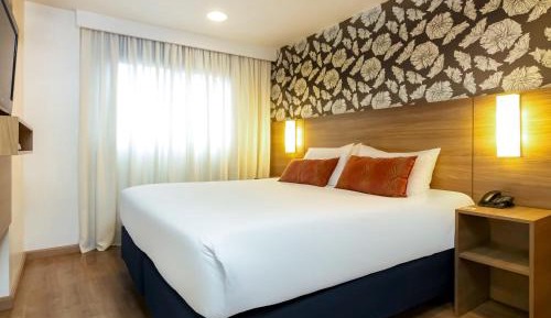 Premium Casal - 1 Cama Queen e 1 Sofá Cama, com sacada