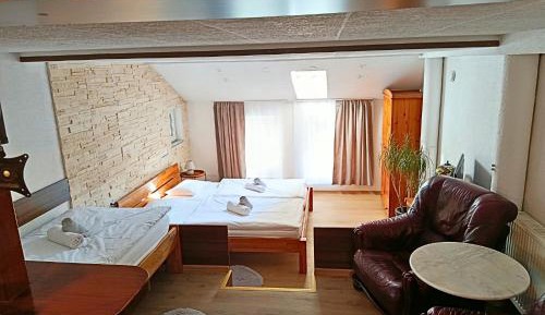 Deluxe Queen Studio 