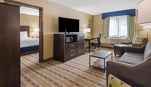 Queen Suite with Two Queen Beds and Roll-In Shower - Mobility Accessible/Non-Smoking