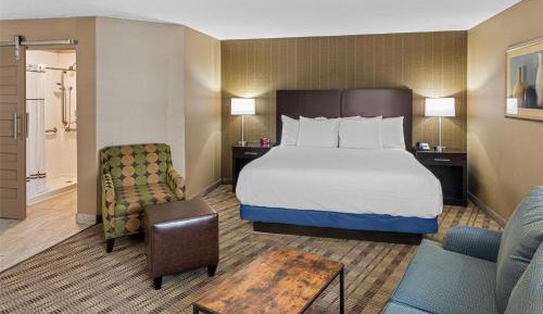 King Suite with Roll-In Shower - Mobility Accessible/Non-Smoking