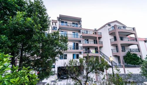 Deluxe One-Bedroom Apartment