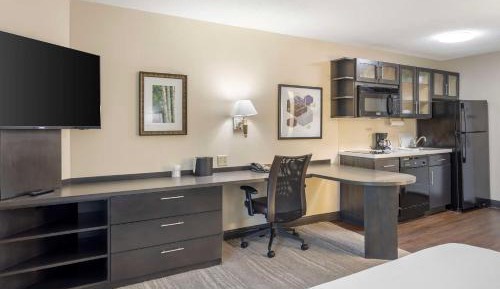 Queen Room with Roll-In Shower - Disability Access/Non-Smoking