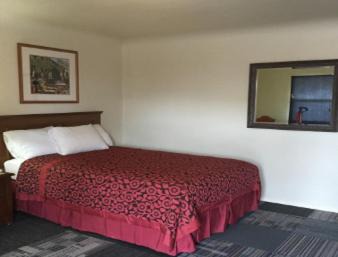 King Room with Roll-in Shower - Mobility Access/Non-Smoking