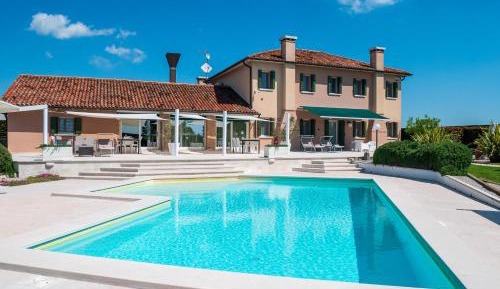 One-Bedroom Apartment with Pool View