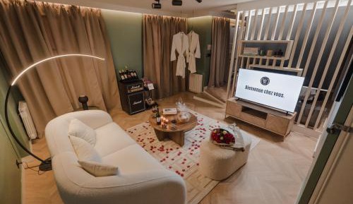 Deluxe One-Bedroom Apartment