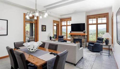 Apartment with Mountain View