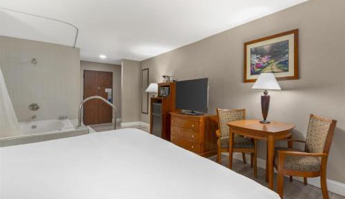 King Room with Hot Tub