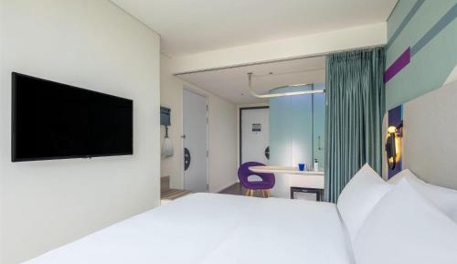King Guest Room with Sofa Bed